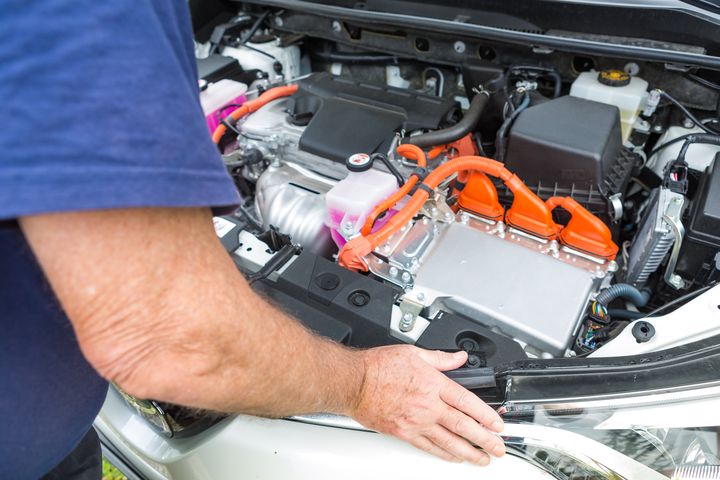 High-voltage hybrid cabling under the hood